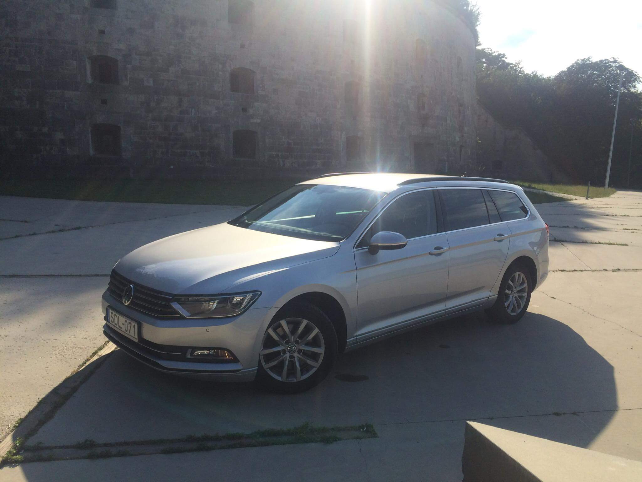 Volkswagen-Passat-komaromi-erod-mellett